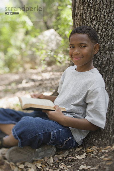 Buch  Junge - Person  Baum  Taschenbuch  vorlesen