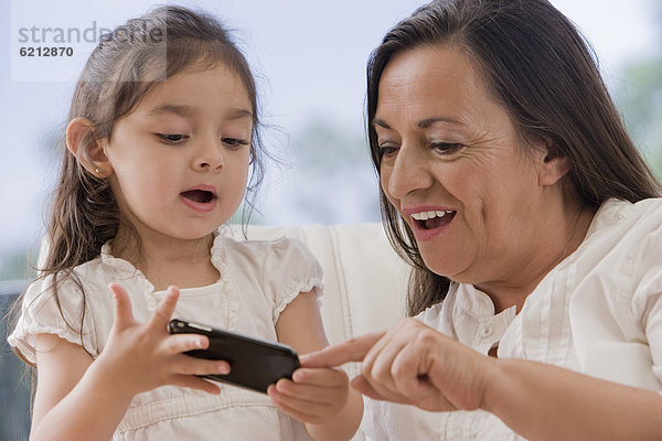 Handy  zeigen  Hispanier  Enkeltochter  Großmutter