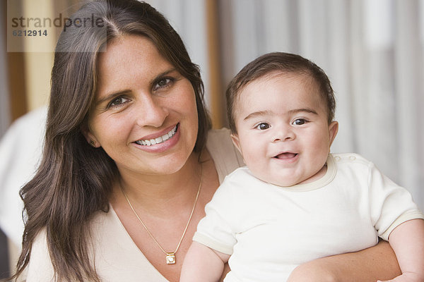 Frau  Junge - Person  Hispanier  halten  Baby