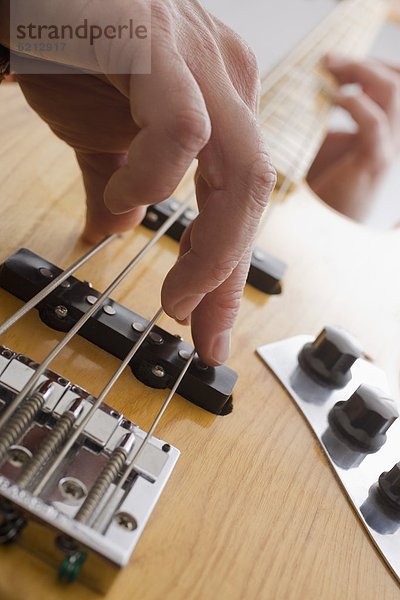 Mann  Gitarre  Chillipulver  Chilli  spielen