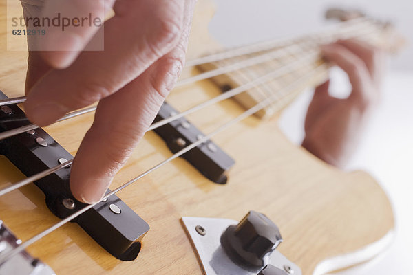 Mann  Gitarre  Chillipulver  Chilli  spielen