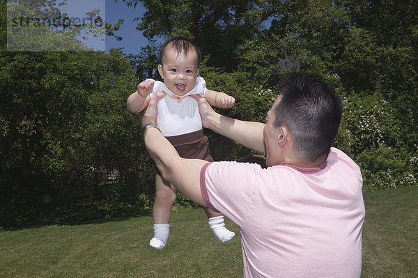 Menschlicher Vater  heben  chinesisch  Baby