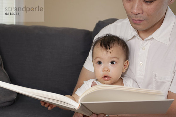 Couch  Buch  Menschlicher Vater  chinesisch  Taschenbuch  Baby  vorlesen