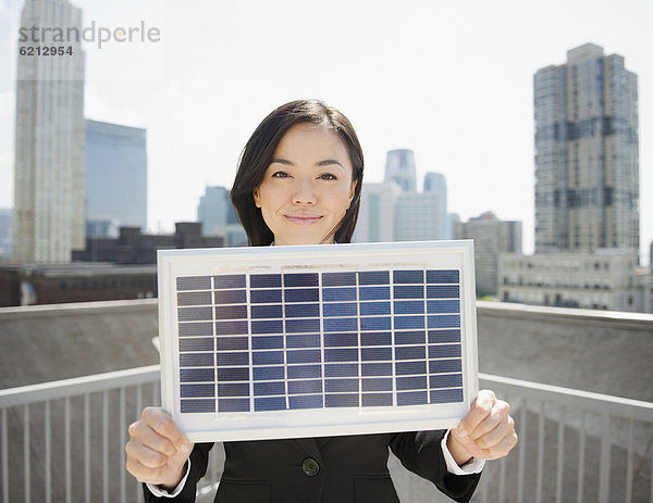 Außenaufnahme  Geschäftsfrau  halten  Sonnenkollektor  Sonnenenergie  Tisch  japanisch  freie Natur