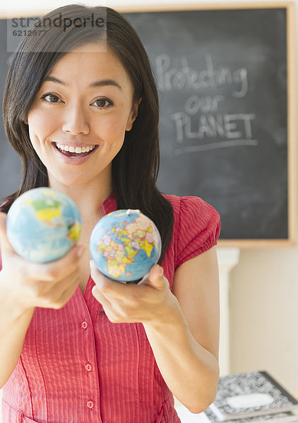 klein  halten  Lehrer  Klassenzimmer  Globus  japanisch