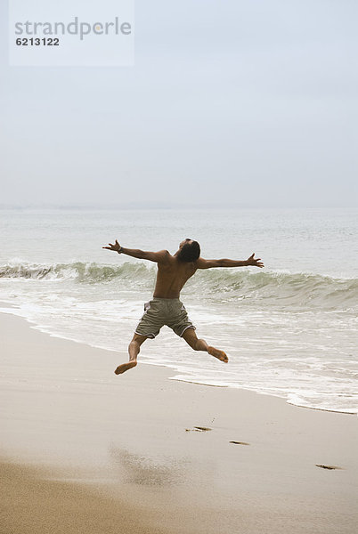 Mann  Strand  springen  mischen  Himmel  Mixed