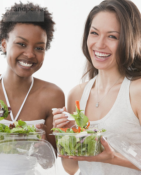 Freunde eating salad