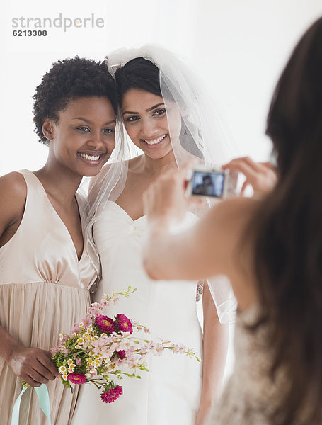 Frau  Fotografie  nehmen  Braut  Brautjungfer