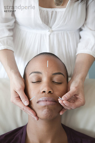 Frau  empfangen  schwarz  Akupunktur