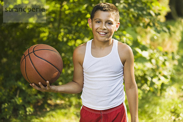 Junge - Person  halten  mischen  Basketball  Mixed