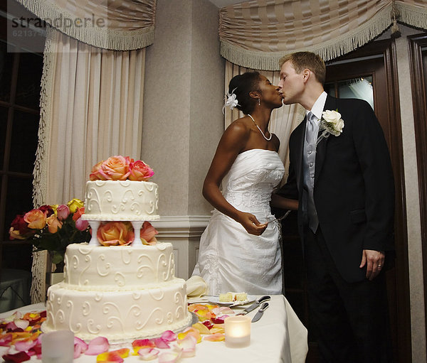 Braut Bräutigam Hochzeit küssen Kuchen