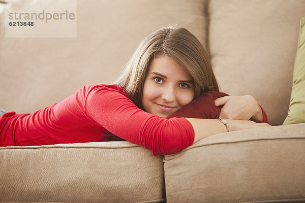 liegend liegen liegt liegendes liegender liegende daliegen Europäer Frau Couch