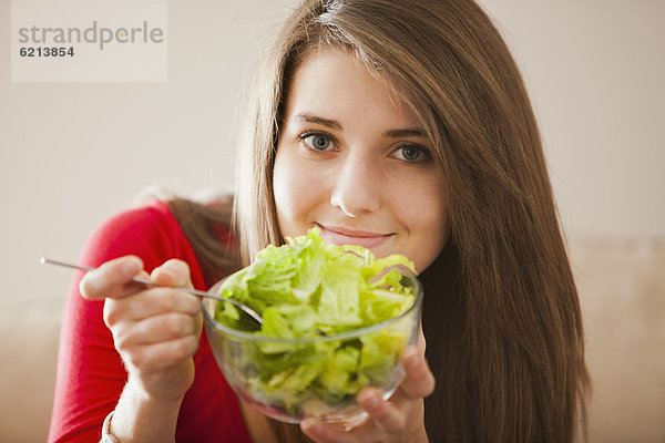 Europäer  Frau  Salat  essen  essend  isst