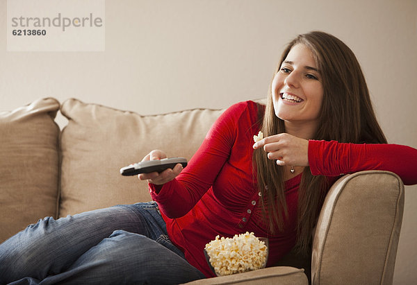 Europäer  Frau  sehen  Fernsehen  essen  essend  isst  Popcorn