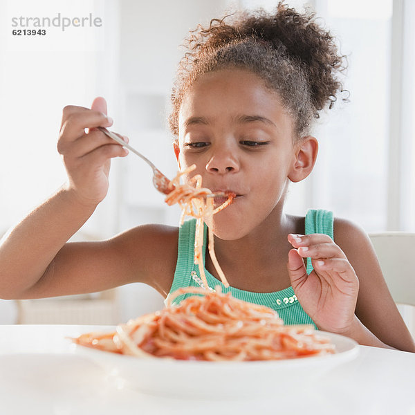 mischen  Spaghetti  essen  essend  isst  Mädchen  Mixed