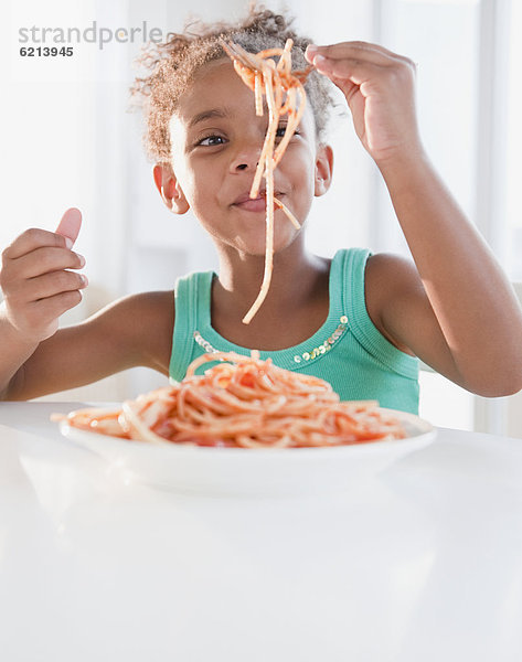 mischen  Spaghetti  essen  essend  isst  Mädchen  Mixed