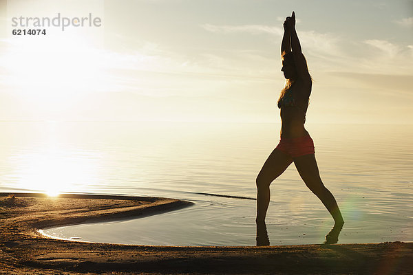 Europäer  Frau  Strand  üben  Yoga