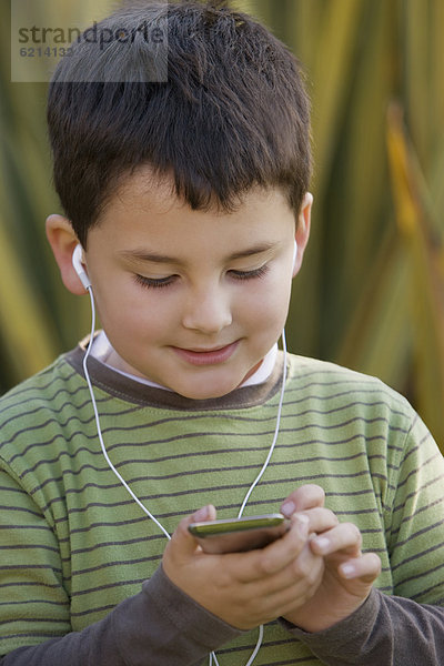 zuhören  Junge - Person  Spiel  Musik  MP3-Player  MP3 Spieler  MP3 Player  MP3-Spieler  Chillipulver  Chilli