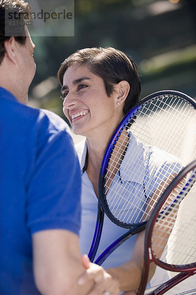 Paar Tennisspielen