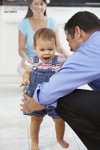 Menschlicher Vater  Hispanier  Tochter  spielen