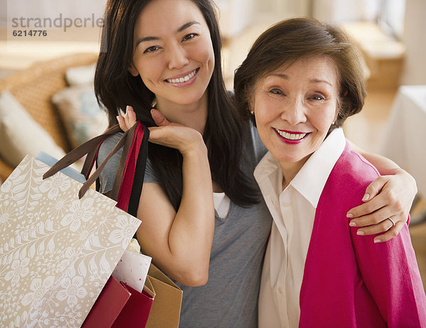 umarmen  Tasche  halten  kaufen  Tochter  Mutter - Mensch  japanisch