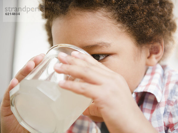 Junge - Person  schwarz  trinken  Limonade