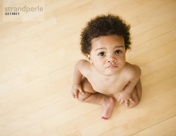 sitzend  Boden  Fußboden  Fußböden  ernst  schwarz  Mädchen  Baby