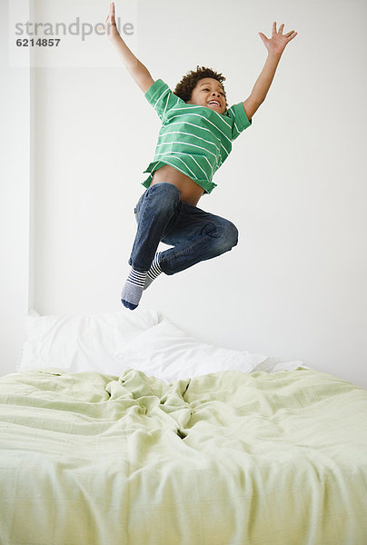 Junge - Person  Bett  schwarz  springen