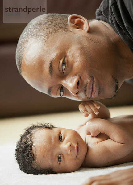 Neugeborenes  neugeboren  Neugeborene  Menschlicher Vater  Verbundenheit  Baby