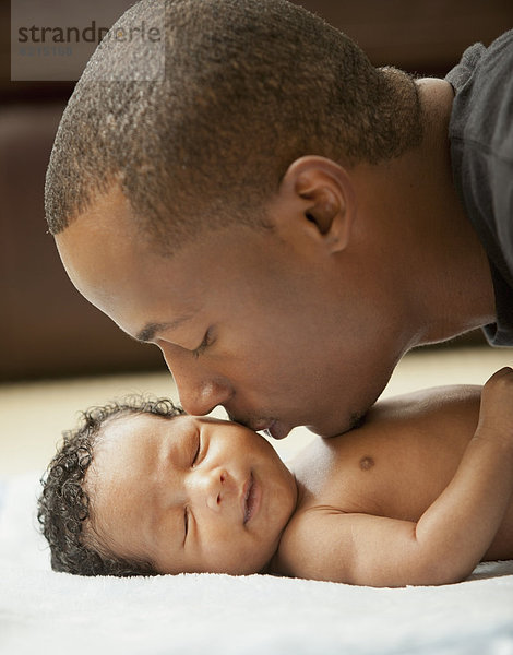 Neugeborenes  neugeboren  Neugeborene  Menschlicher Vater  küssen  Baby