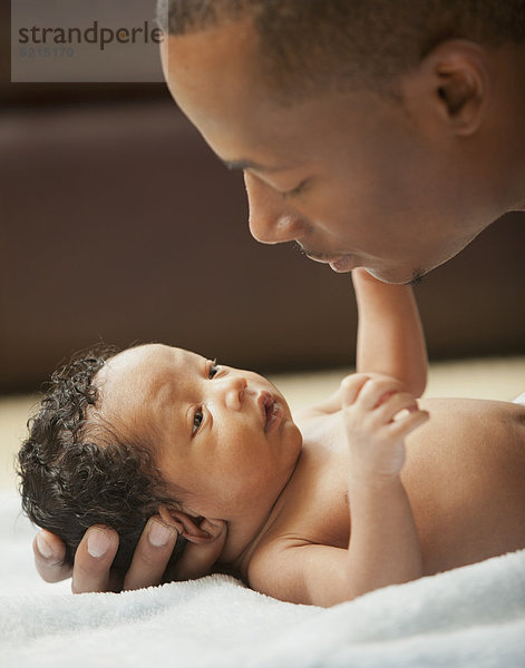 Neugeborenes  neugeboren  Neugeborene  Menschlicher Vater  Verbundenheit  Baby