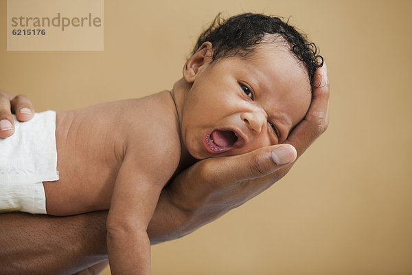 Neugeborenes  neugeboren  Neugeborene  Menschlicher Vater  0-4 Wochen  0 bis 4 Wochen  wiegen  Baby