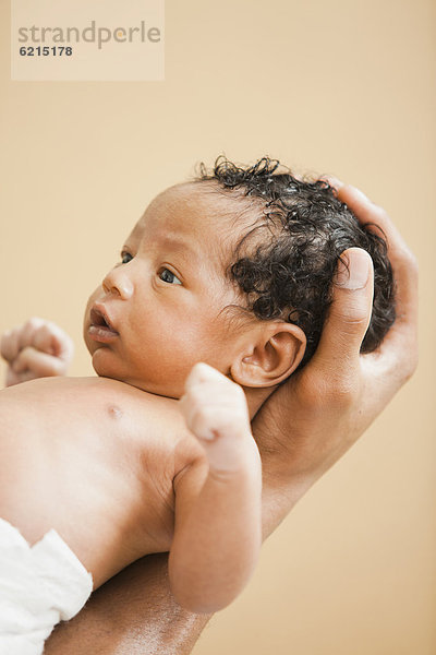 Neugeborenes  neugeboren  Neugeborene  Menschlicher Vater  0-4 Wochen  0 bis 4 Wochen  wiegen  Baby