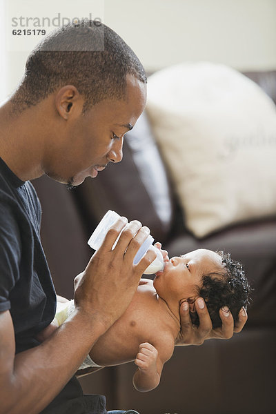 Neugeborenes  neugeboren  Neugeborene  Menschlicher Vater  Baby  Flasche  füttern