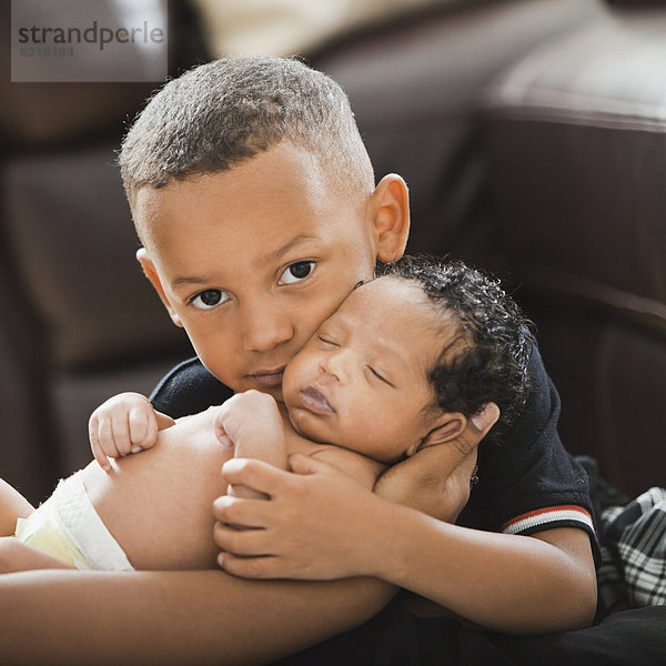 Neugeborenes  neugeboren  Neugeborene  umarmen  Junge - Person  mischen  Baby  Mixed