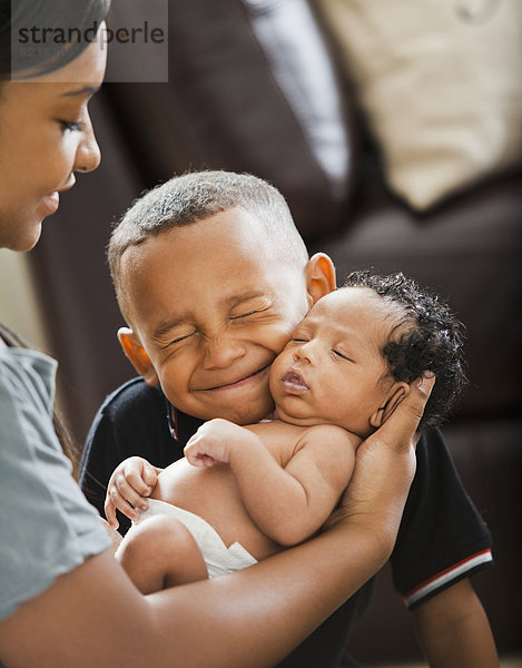 Neugeborenes  neugeboren  Neugeborene  umarmen  Junge - Person  mischen  Baby  Mixed