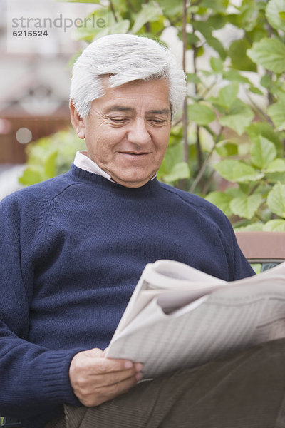 Senior  Senioren  Mann  Hispanier  Zeitung  vorlesen