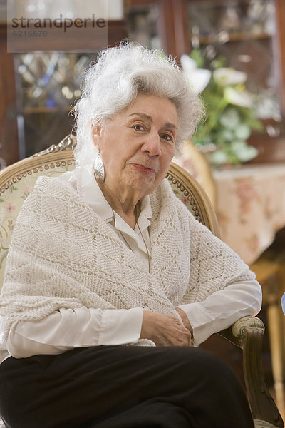 sitzend  Senior  Senioren  Frau  Stuhl  Hispanier