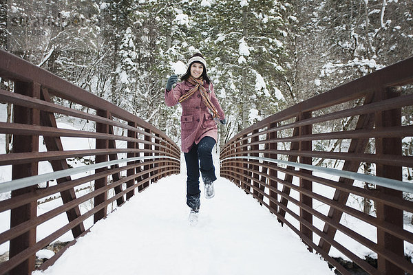 überqueren  Europäer  Frau  bedecken  Brücke  Schnee