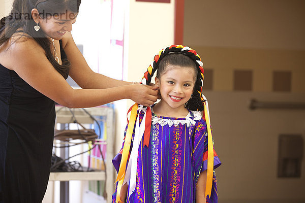 Hilfe  Hispanier  Fest  festlich  Tochter  Kostüm - Faschingskostüm  Mutter - Mensch