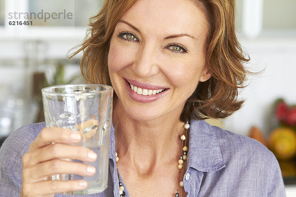 Wasser  Europäer  Frau  trinken