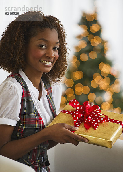 Frau halten mischen Weihnachtsgeschenk Mixed