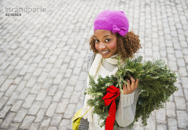 Frau  tragen  Weihnachten  mischen  Blumenkranz  Kranz  Mixed