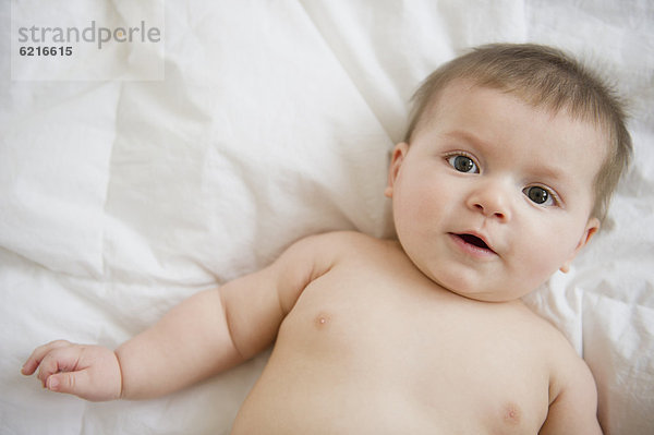 liegend  liegen  liegt  liegendes  liegender  liegende  daliegen  Europäer  Junge - Person  Decke  Baby
