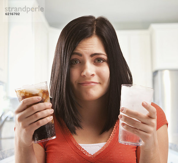 Wasser  Europäer  Frau  halten  Softdrink