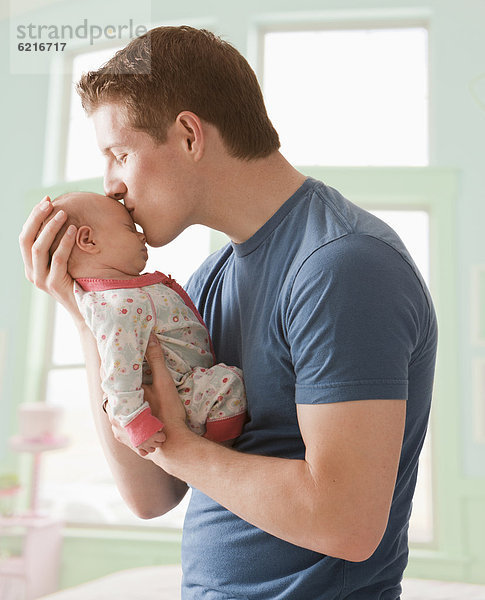Europäer  Menschlicher Vater  küssen  Mädchen  Baby