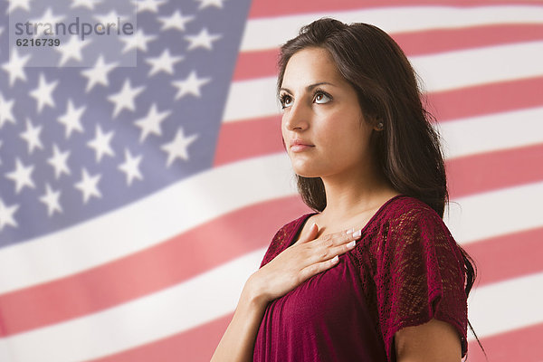 Frau  mischen  Fahne  amerikanisch  Mixed  salutieren