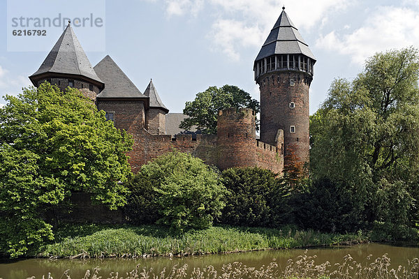 Burg Linn  Wasserburg  Krefeld  Niederrhein  Nordrhein-Westfalen  Deutschland  Europa