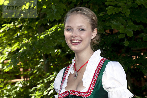 Junge Frau im Dirndl im Biergarten  bei Pettstatt  Oberfranken  Bayern  Deutschland  Europa