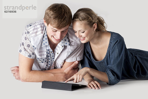 Junges Paar mit iPad